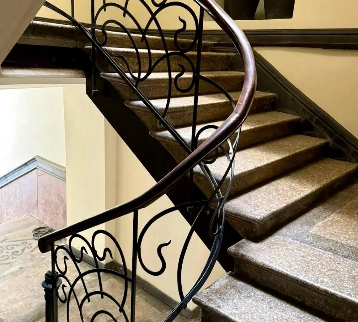 Flat In Art Nouveau Building ティビリシ アパート